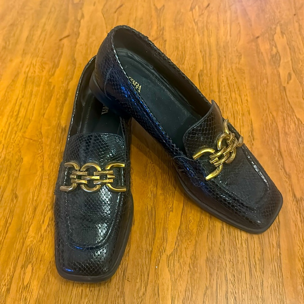 Zara Women’s Black and Gold Loafers with Elegant Chain Detail